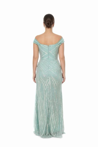 فستان سهرة بمقاسات كبيرة من التول بلون النعناع مزين بالترتر